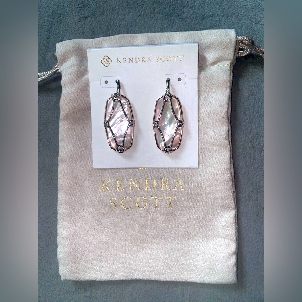 BNWT Kendra Scott Elle Lattice Frame Silver Drop Earrings in Light Pink
